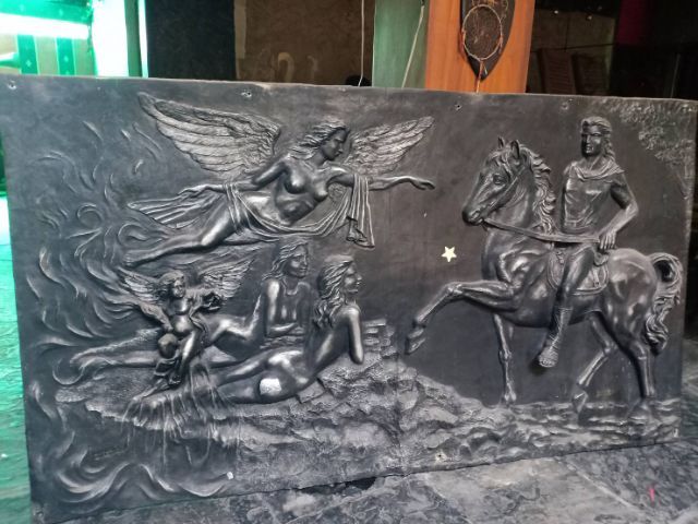 ประติมากรรมนูนต่ำถ่ายทอดเรื่องราวแนวเทพปกรณัมหรือแฟนตาซี โดยมีตัวละครหลักเป็นอัศ ทำจากเรซินผสมผงโลหะ รูปที่ 3