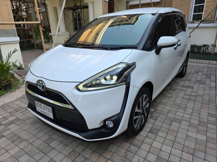 รถ Toyota Sienta 1.5 V สี ขาว