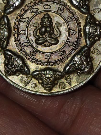 เหรียญจตุคามประทับบนพระราหู ด้านหลังปิดตาพังพระกาฬ และ 12 นักษัตร ด้านหลังตอก 2 โค็ด เนื้อเงิน สวย แท้ เก่า หายาก ไม่รู้ที่ องค์พ่อจตุคามราม รูปที่ 4