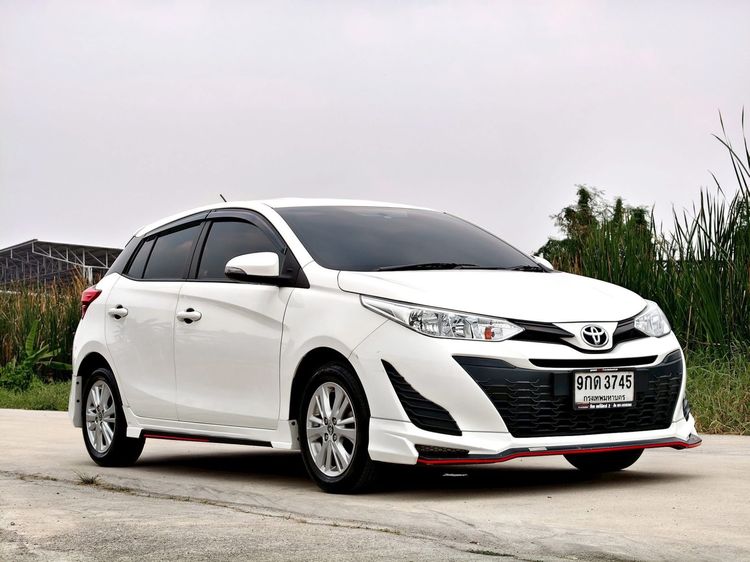 รถ Toyota Yaris ATIV 1.2 E สี ขาว