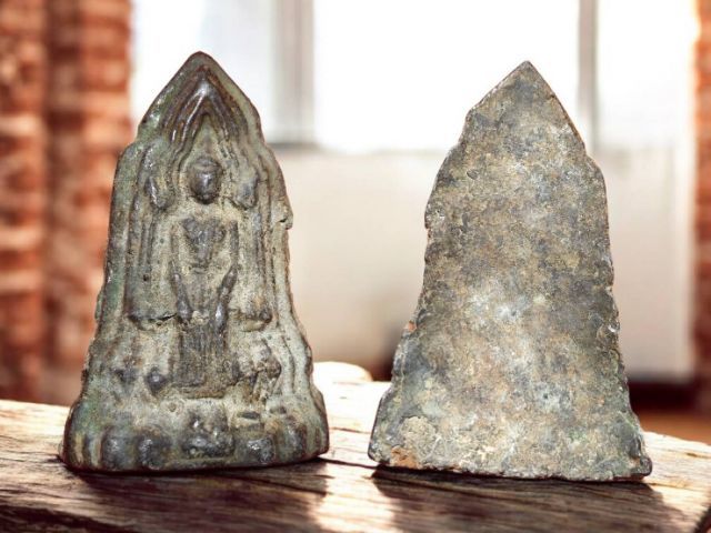 พระโคนสมอพิมพ์ห้อยพระบาทเนื้อชิน