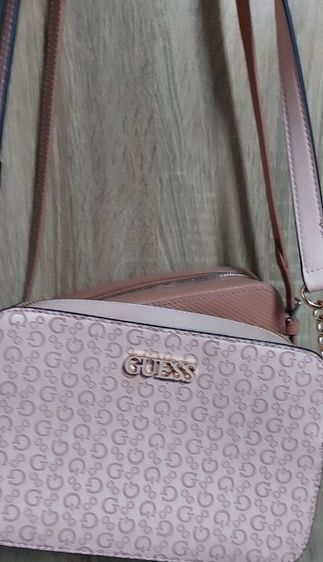 กระเป๋ายี่ห้อ Guess สภาพใหม่เอี่ยม ใข้ไป3ครั้ง ด้านในและด้านสภาพดีมาก สีสวย ซิป ขอบทุกด้านใหม่มาก   รูปที่ 2