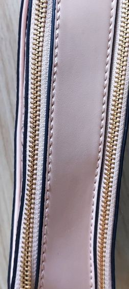 กระเป๋ายี่ห้อ Guess สภาพใหม่เอี่ยม ใข้ไป3ครั้ง ด้านในและด้านสภาพดีมาก สีสวย ซิป ขอบทุกด้านใหม่มาก   รูปที่ 8