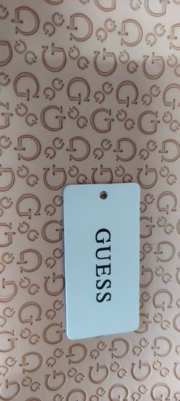 กระเป๋ายี่ห้อ Guess สภาพใหม่เอี่ยม ใข้ไป3ครั้ง ด้านในและด้านสภาพดีมาก สีสวย ซิป ขอบทุกด้านใหม่มาก   รูปที่ 3