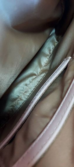 กระเป๋ายี่ห้อ Guess สภาพใหม่เอี่ยม ใข้ไป3ครั้ง ด้านในและด้านสภาพดีมาก สีสวย ซิป ขอบทุกด้านใหม่มาก   รูปที่ 6