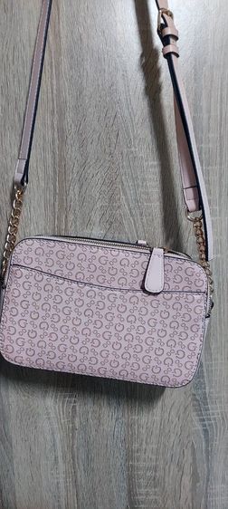 กระเป๋ายี่ห้อ Guess สภาพใหม่เอี่ยม ใข้ไป3ครั้ง ด้านในและด้านสภาพดีมาก สีสวย ซิป ขอบทุกด้านใหม่มาก   รูปที่ 11