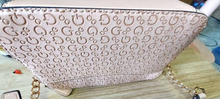 กระเป๋ายี่ห้อ Guess สภาพใหม่เอี่ยม ใข้ไป3ครั้ง ด้านในและด้านสภาพดีมาก สีสวย ซิป ขอบทุกด้านใหม่มาก   รูปที่ 9