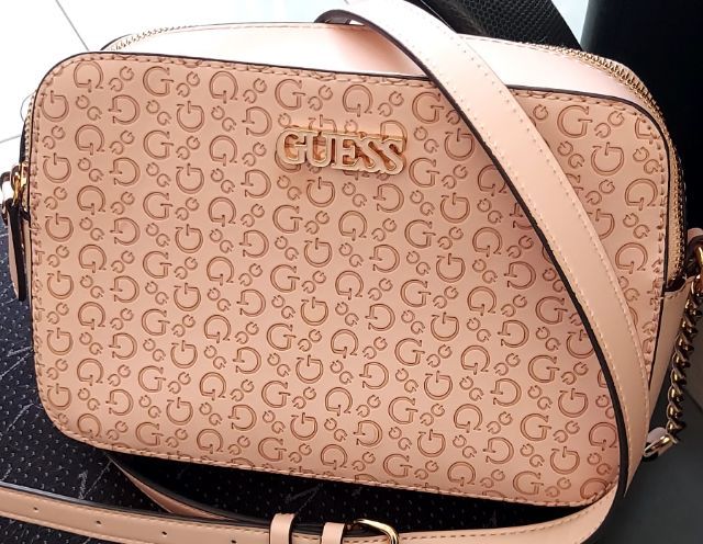 กระเป๋ายี่ห้อ Guess สภาพใหม่เอี่ยม ใข้ไป3ครั้ง ด้านในและด้านสภาพดีมาก สีสวย ซิป ขอบทุกด้านใหม่มาก  
