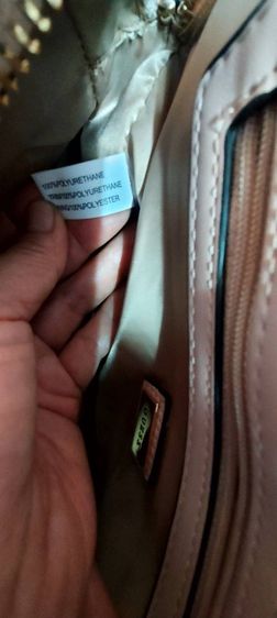 กระเป๋ายี่ห้อ Guess สภาพใหม่เอี่ยม ใข้ไป3ครั้ง ด้านในและด้านสภาพดีมาก สีสวย ซิป ขอบทุกด้านใหม่มาก   รูปที่ 7