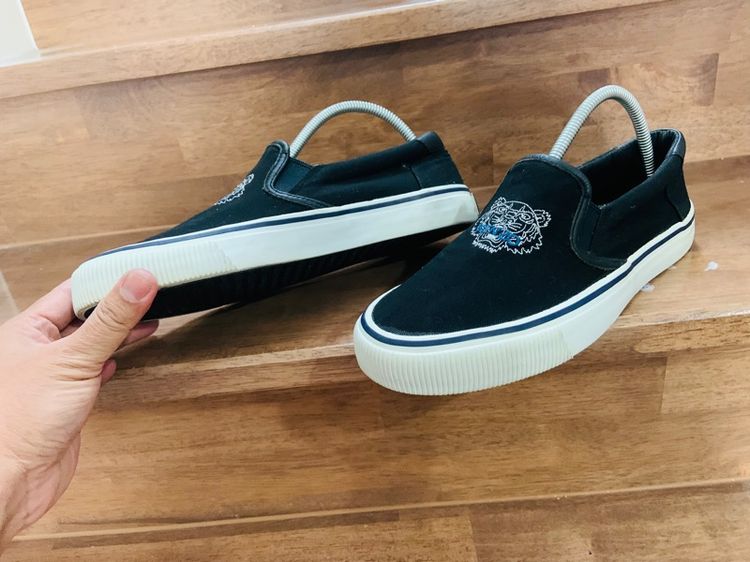 อื่นๆ อื่นๆ รองเท้า KENZO แท้ 💯 เบอร์ 40 cm 26 คนเท้า 25-26 cm ใส่ได้ครับ สภาพดีมาก พื้นเต็ม หนังนิ่มมาก ทรงสวย หายากน่าสะลมครับ