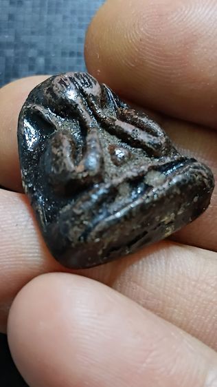 พระปิดตา เนื้อผงคลุกรัก หลวงพ่อแก้ววัดเครือวัลย์ รูปที่ 2