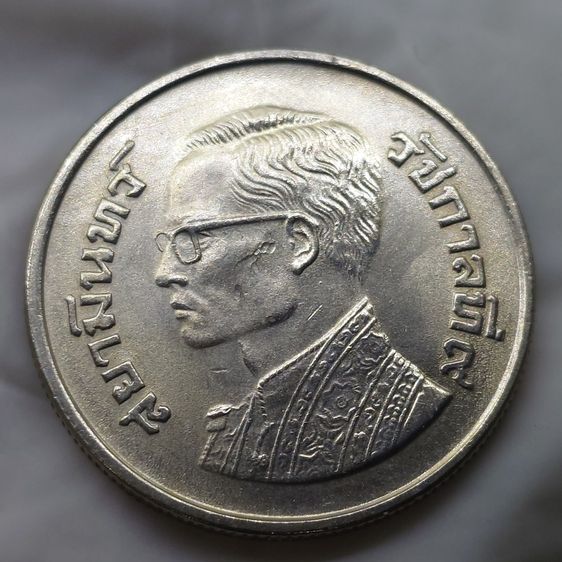 เหรียญ 5 บาท “สยามินทร์” รัชกาลที่9 พระชนมายุ 50 พรรษา ปี 2520 ไม่ผ่านใช้ รูปที่ 3