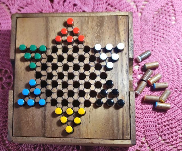 เกมส์ หมากข้ามจีนดาว6พร้อมวิธีเล่น แบบกล่อง พกพาสะดวกฝึกสมองทุกเพศทุกวัย พร้อมที่รองแก้วผลิตภัณฑ์แท้จากญี่ปุ่น2ชุดใหญ่