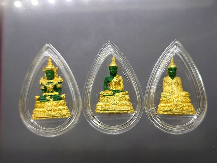 พระแก้วมรกต ชุด 3 ฤดู เนื้อโลหะเคลือบสีเขียว เครื่องทรงชุบทอง สำนักพระราชวัง สร้าง พุทธาภิเษก ณ วัดพระศรีรัตนศาสดาราม พ.ศ.2547 พร้อมกล่องเดิ รูปที่ 3