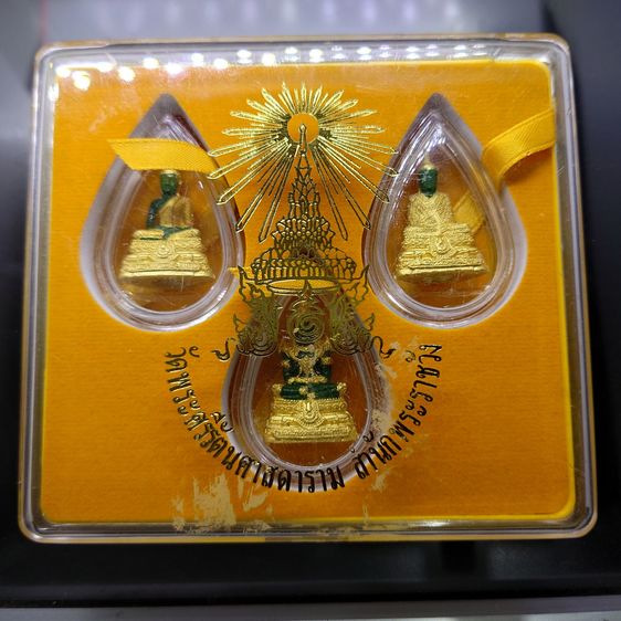 พระแก้วมรกต ชุด 3 ฤดู เนื้อโลหะเคลือบสีเขียว เครื่องทรงชุบทอง สำนักพระราชวัง สร้าง พุทธาภิเษก ณ วัดพระศรีรัตนศาสดาราม พ.ศ.2547 พร้อมกล่องเดิ