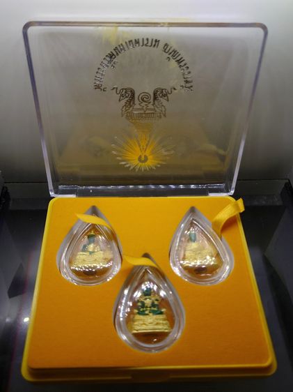 พระแก้วมรกต ชุด 3 ฤดู เนื้อโลหะเคลือบสีเขียว เครื่องทรงชุบทอง สำนักพระราชวัง สร้าง พุทธาภิเษก ณ วัดพระศรีรัตนศาสดาราม พ.ศ.2547 พร้อมกล่องเดิ รูปที่ 2