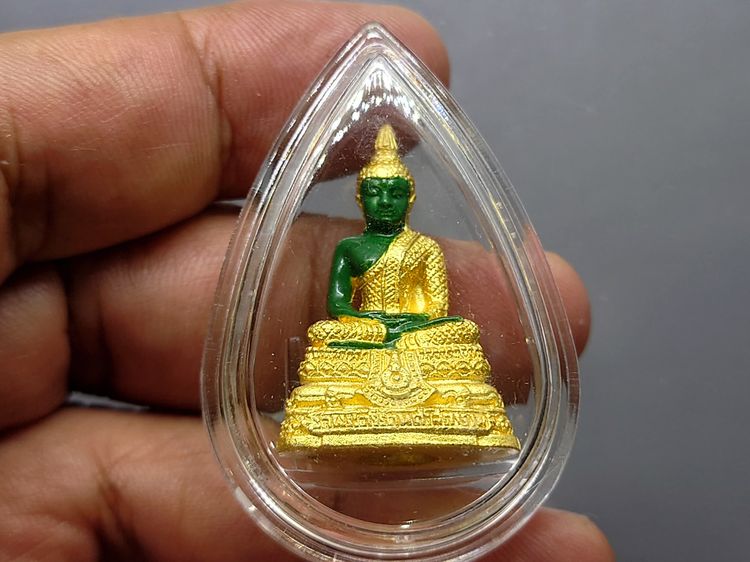 พระแก้วมรกต ชุด 3 ฤดู เนื้อโลหะเคลือบสีเขียว เครื่องทรงชุบทอง สำนักพระราชวัง สร้าง พุทธาภิเษก ณ วัดพระศรีรัตนศาสดาราม พ.ศ.2547 พร้อมกล่องเดิ รูปที่ 7