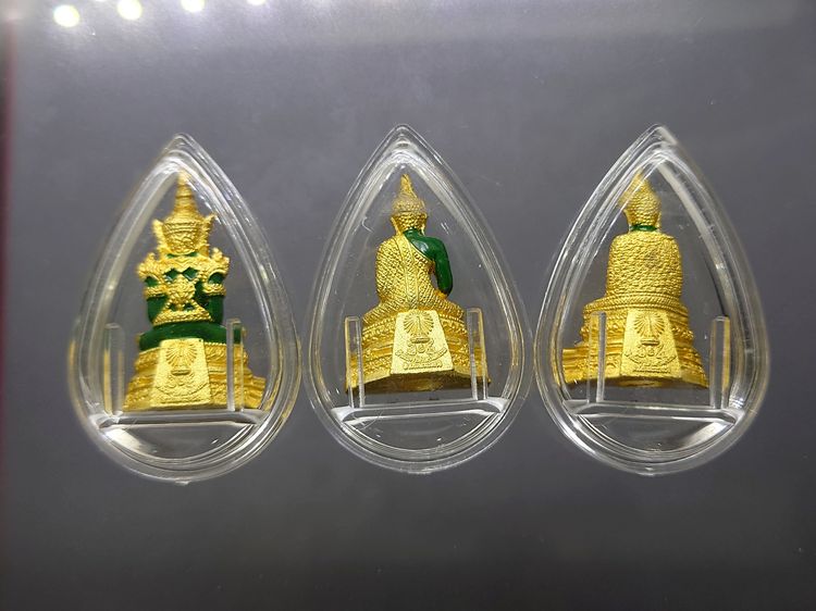 พระแก้วมรกต ชุด 3 ฤดู เนื้อโลหะเคลือบสีเขียว เครื่องทรงชุบทอง สำนักพระราชวัง สร้าง พุทธาภิเษก ณ วัดพระศรีรัตนศาสดาราม พ.ศ.2547 พร้อมกล่องเดิ รูปที่ 4