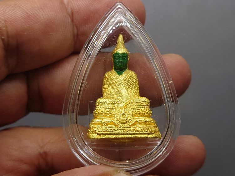 พระแก้วมรกต ชุด 3 ฤดู เนื้อโลหะเคลือบสีเขียว เครื่องทรงชุบทอง สำนักพระราชวัง สร้าง พุทธาภิเษก ณ วัดพระศรีรัตนศาสดาราม พ.ศ.2547 พร้อมกล่องเดิ รูปที่ 6