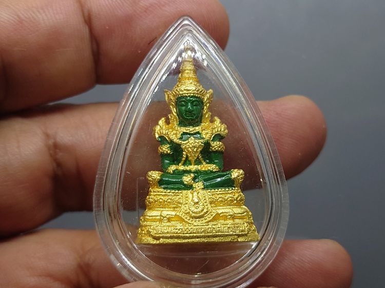พระแก้วมรกต ชุด 3 ฤดู เนื้อโลหะเคลือบสีเขียว เครื่องทรงชุบทอง สำนักพระราชวัง สร้าง พุทธาภิเษก ณ วัดพระศรีรัตนศาสดาราม พ.ศ.2547 พร้อมกล่องเดิ รูปที่ 5