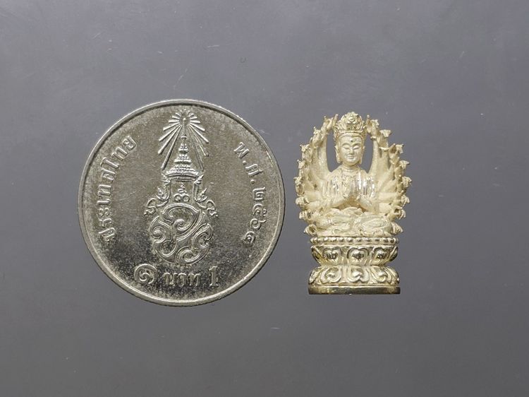 พระโพธิสัตว์กวนอิมปางพันมือ รุ่นเบญจบารมี เนื้อเงิน มหาพุทธาภิเษก คณาจารย์ไทย-จีน ณ พระอุโบสถวัดหัวลำโพง ปี2545 พร้อมกล่องเดิม รูปที่ 8