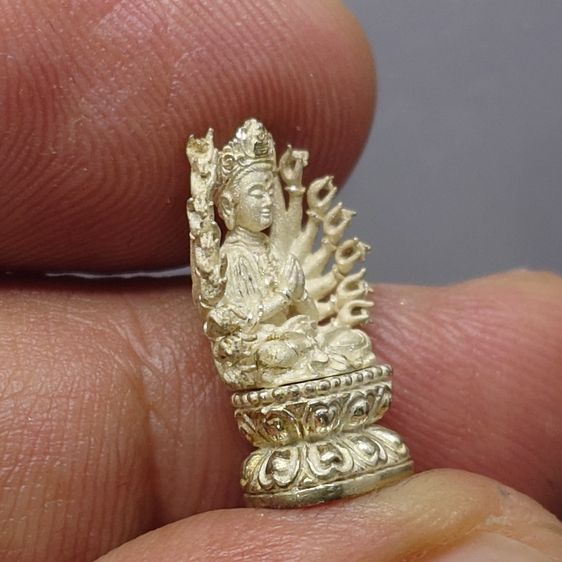 พระโพธิสัตว์กวนอิมปางพันมือ รุ่นเบญจบารมี เนื้อเงิน มหาพุทธาภิเษก คณาจารย์ไทย-จีน ณ พระอุโบสถวัดหัวลำโพง ปี2545 พร้อมกล่องเดิม รูปที่ 5
