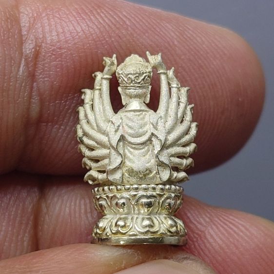 พระโพธิสัตว์กวนอิมปางพันมือ รุ่นเบญจบารมี เนื้อเงิน มหาพุทธาภิเษก คณาจารย์ไทย-จีน ณ พระอุโบสถวัดหัวลำโพง ปี2545 พร้อมกล่องเดิม รูปที่ 4