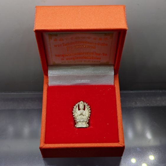 พระโพธิสัตว์กวนอิมปางพันมือ รุ่นเบญจบารมี เนื้อเงิน มหาพุทธาภิเษก คณาจารย์ไทย-จีน ณ พระอุโบสถวัดหัวลำโพง ปี2545 พร้อมกล่องเดิม