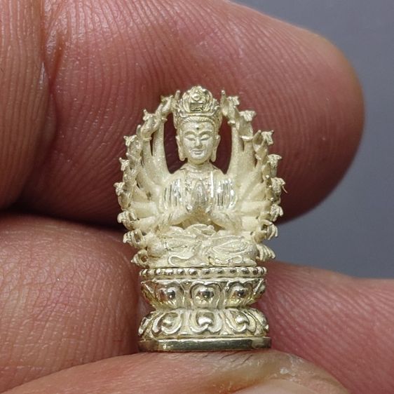 พระโพธิสัตว์กวนอิมปางพันมือ รุ่นเบญจบารมี เนื้อเงิน มหาพุทธาภิเษก คณาจารย์ไทย-จีน ณ พระอุโบสถวัดหัวลำโพง ปี2545 พร้อมกล่องเดิม รูปที่ 3