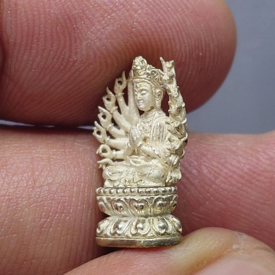 พระโพธิสัตว์กวนอิมปางพันมือ รุ่นเบญจบารมี เนื้อเงิน มหาพุทธาภิเษก คณาจารย์ไทย-จีน ณ พระอุโบสถวัดหัวลำโพง ปี2545 พร้อมกล่องเดิม รูปที่ 6