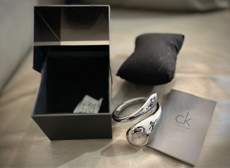 นาฬิกา กำไล CK Calvin Klein Ladies Bangle Snake ของแท้ มือสอง สภาพดี กระจก Swiss made เหมาะเป็น ของขวัญให้แฟน วันวาเลนไทน์ Valentines รูปที่ 8