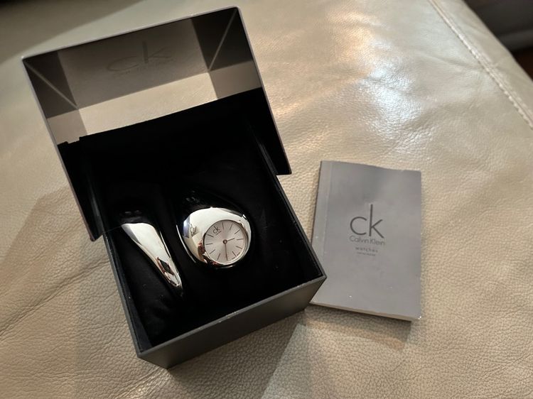 นาฬิกา กำไล CK Calvin Klein Ladies Bangle Snake ของแท้ มือสอง สภาพดี กระจก Swiss made เหมาะเป็น ของขวัญให้แฟน วันวาเลนไทน์ Valentines รูปที่ 15