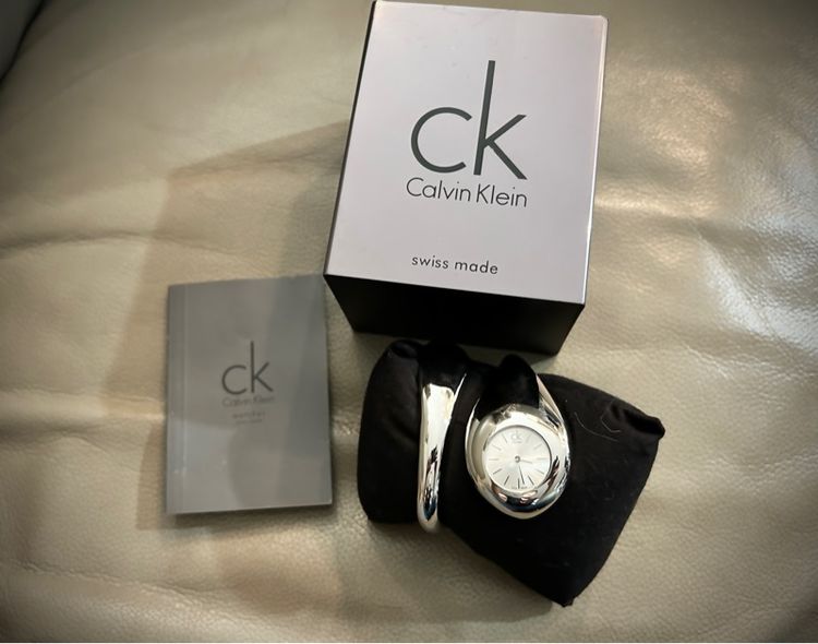 นาฬิกา กำไล CK Calvin Klein Ladies Bangle Snake ของแท้ มือสอง สภาพดี กระจก Swiss made เหมาะเป็น ของขวัญให้แฟน วันวาเลนไทน์ Valentines รูปที่ 13