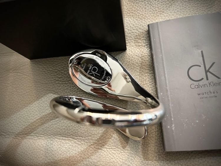 นาฬิกา กำไล CK Calvin Klein Ladies Bangle Snake ของแท้ มือสอง สภาพดี กระจก Swiss made เหมาะเป็น ของขวัญให้แฟน วันวาเลนไทน์ Valentines รูปที่ 4