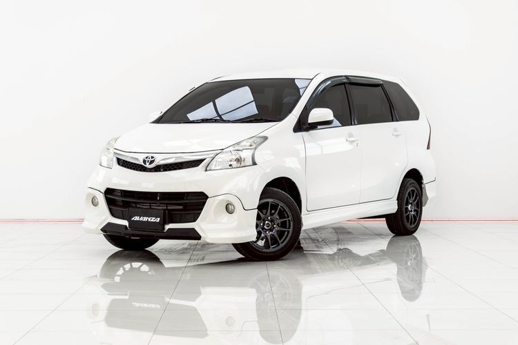 รถ Toyota Avanza 1.5 S Touring สี ขาว