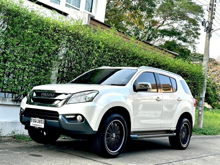 รถ Isuzu MU-X 3.0 สี ขาว