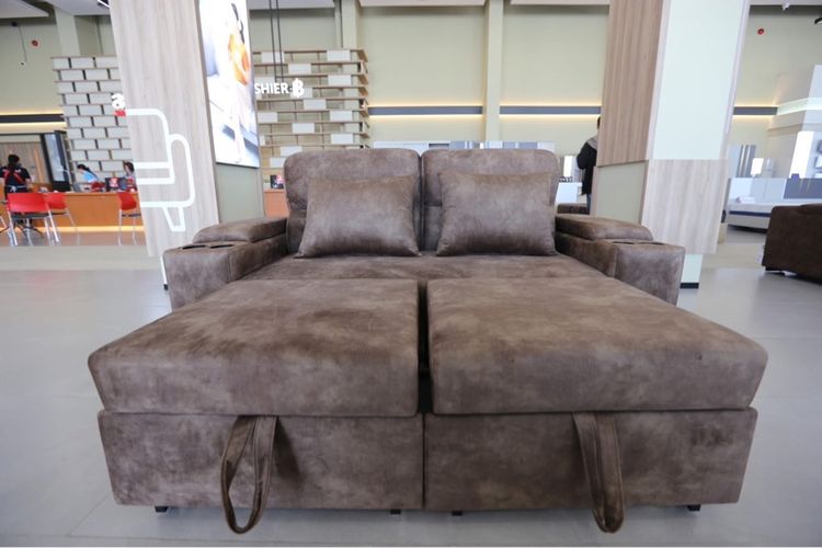 โซฟา สีน้ำตาล สามารถเป็นเตียงนอนได้ มีที่วางแก้วน้ำ