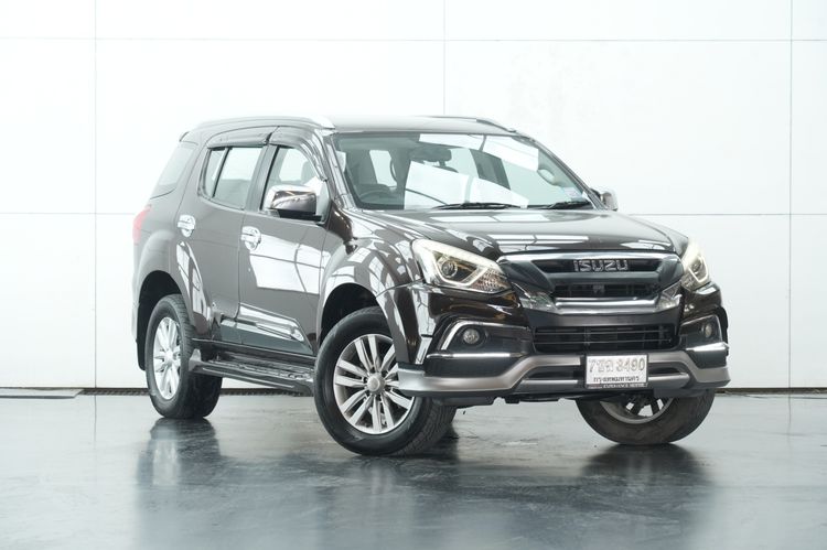 รถ Isuzu MU-X 3.0 สี น้ำตาล
