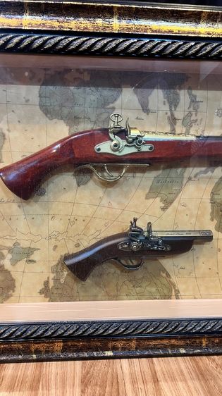 กรอบรูป ชุดสะสมปืนโบราณจำลอง (Vintage Weapons Display Box) รูปที่ 3