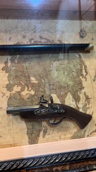 กรอบรูป ชุดสะสมปืนโบราณจำลอง (Vintage Weapons Display Box) รูปที่ 4