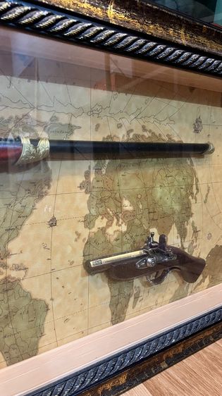 กรอบรูป ชุดสะสมปืนโบราณจำลอง (Vintage Weapons Display Box) รูปที่ 2