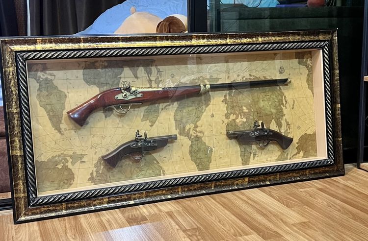 ของตกแต่งบ้านอื่นๆ กรอบรูป ชุดสะสมปืนโบราณจำลอง (Vintage Weapons Display Box)