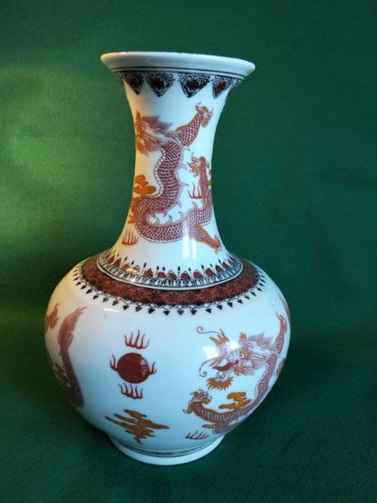 ขอขายแจกันจีนโบราณลายมังกรพ่นไฟขนาดความสูง 27ซม.ขนาดความกว้าง 17ซม.สภาพเก่าสมบูรณ์ไม่มีร้าวแตกและบิ่น  รูปที่ 3