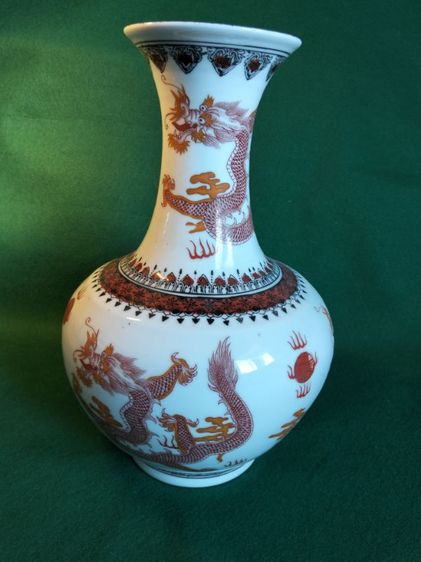 ขอขายแจกันจีนโบราณลายมังกรพ่นไฟขนาดความสูง 27ซม.ขนาดความกว้าง 17ซม.สภาพเก่าสมบูรณ์ไม่มีร้าวแตกและบิ่น  รูปที่ 2