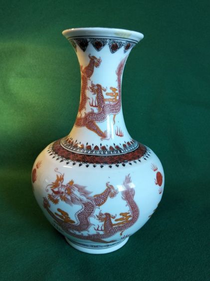 เซรามิคเก่า ขอขายแจกันจีนโบราณลายมังกรพ่นไฟขนาดความสูง 27ซม.ขนาดความกว้าง 17ซม.สภาพเก่าสมบูรณ์ไม่มีร้าวแตกและบิ่น 