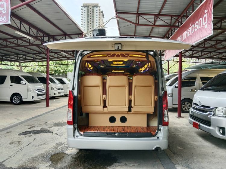 รถ Toyota Commuter 2.8 สี เทา