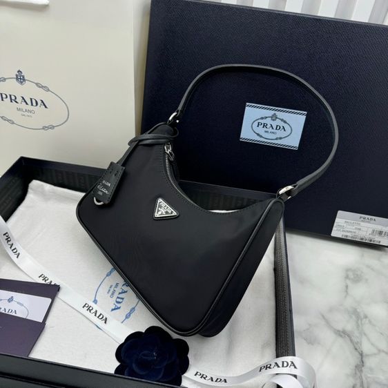 ปล่อยต่อ Prada Re-Edition 2005 (22cm) สภาพสวย อุปกรณ์ล้นกล่อง รูปที่ 2