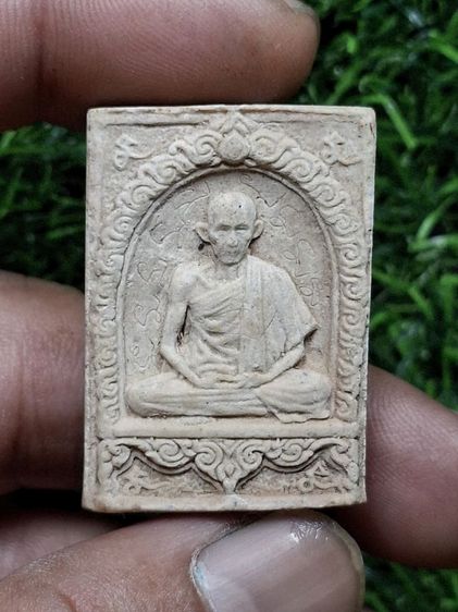 จารเต็มหน้าหลังทั่วองค์ พระเนื้อผงเก่าไม่ทราบรุ่นปี