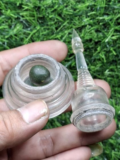 (ปิดแล้วครับ)สีผึ้งลูกอมเก่ามีเศษทองคำเปลวติดประปราย อยู่ในเจดีย์(เปิด ปิด ได้) ไม่ทราบที่ (ปล่อยรวมกันครับ)