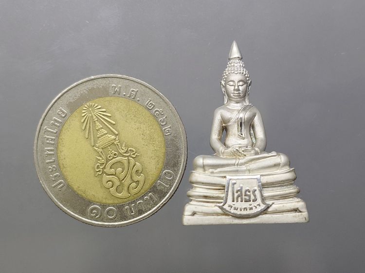 พระพุทธรูปคุ้มเกล้าฯ ภปร. เนื้อเงิน ชุบทอคำขาว พิมพ์ใหญ่ "ใต้ร่มพระบารมี คุ้มเกล้าฯ ที่ระลึก 60 ปี โรงพยาบาลภูมิพลฯ ปี2552 พร้อมตลับเดิม รูปที่ 9